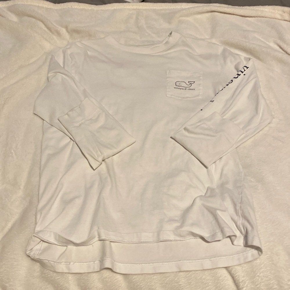 white vineyard vine shirt